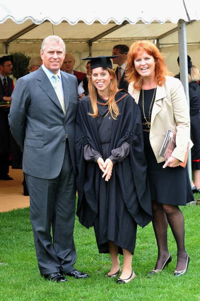 HARMONI: Stolte foreldre sammen med eldstedatteren Beatrice, da hun avsluttet sine studier ved Goldsmiths College i 2011. Foto: Stella Pictures HARMONI: Stolte foreldre sammen med eldstedatteren Beatrice, da hun avsluttet sine studier ved Goldsmiths College i 2011. Foto: Stella Pictures